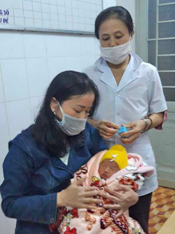 Bé gái được phát hiện bị bỏ rơi trước hiên 1 căn nhà ở thôn 2, xã Biển Hồ