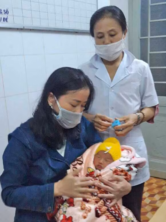 Bé gái được phát hiện bị bỏ rơi trước hiên 1 căn nhà ở thôn 2, xã Biển Hồ