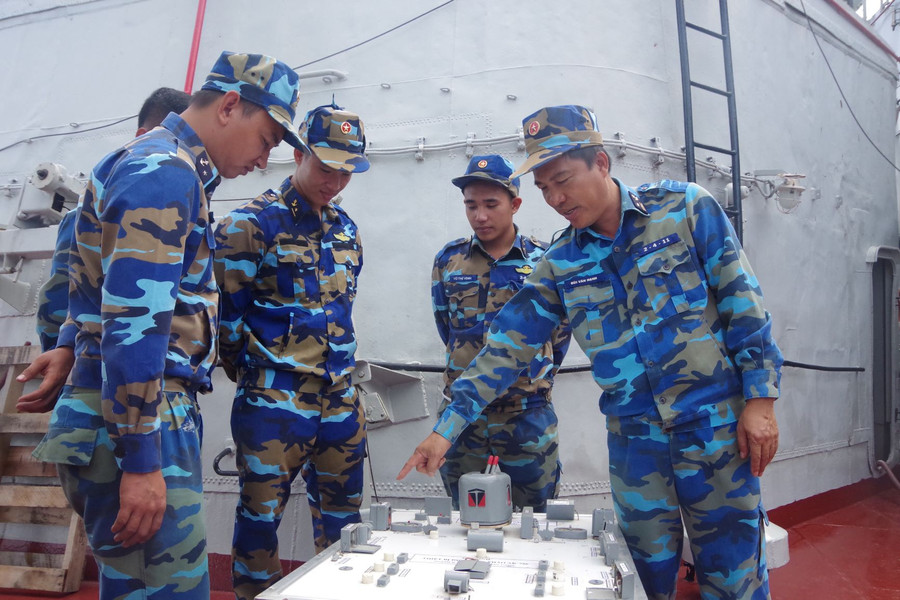 Bộ đội lữ đoàn 171 huấn luyện trên mô hình học cụ. ẢNH: VÕ MINH THẮNG