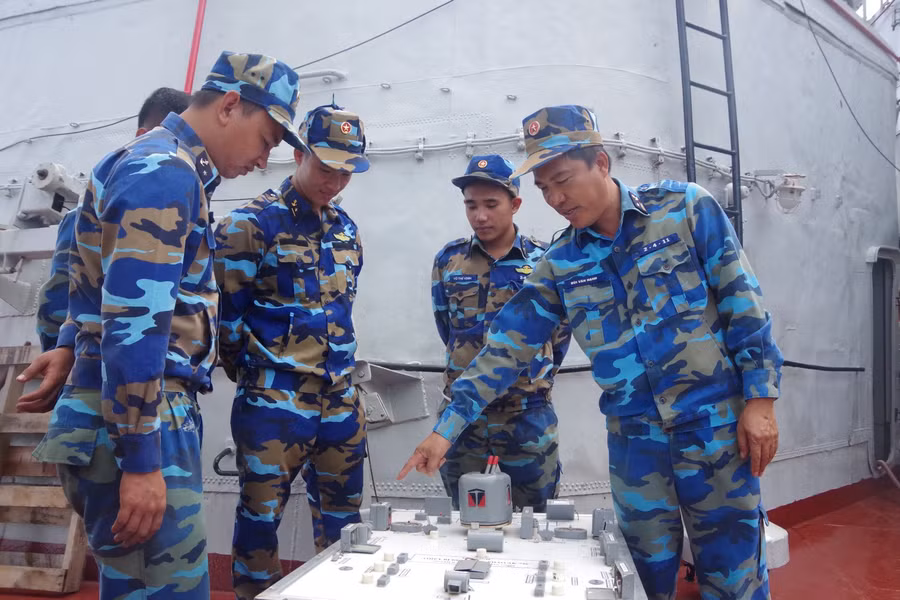 Bộ đội lữ đoàn 171 huấn luyện trên mô hình học cụ. ẢNH: VÕ MINH THẮNG