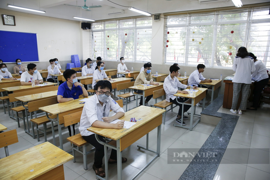 Thí sinh trước giờ thi tại điểm trường THCS Nghĩa Tân (quận Cầu Giấy, Hà Nội) hôm 7/7. Ảnh: Phạm Hưng  Thí sinh trước giờ thi tại điểm trường THCS Nghĩa Tân (quận Cầu Giấy, Hà Nội) hôm 7/7. Ảnh: Phạm Hưng