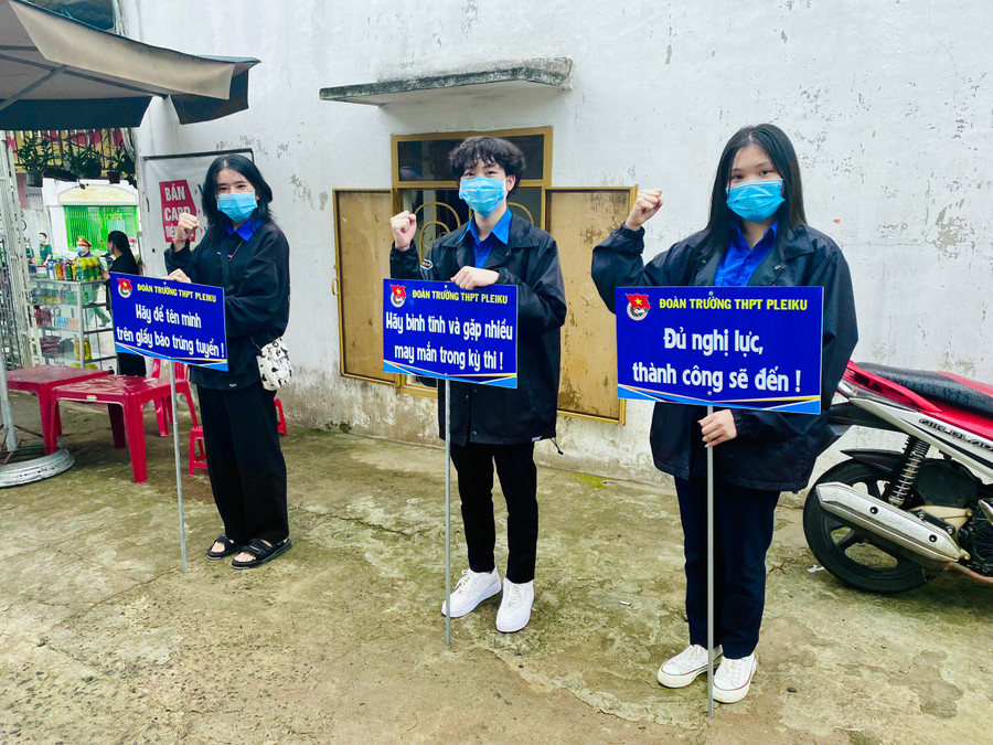 Lực lượng học sinh tình nguyện của Trường THPT Pleiku cũng đã có mặt trước điểm thi này từ sớm với những khẩu hiệu 