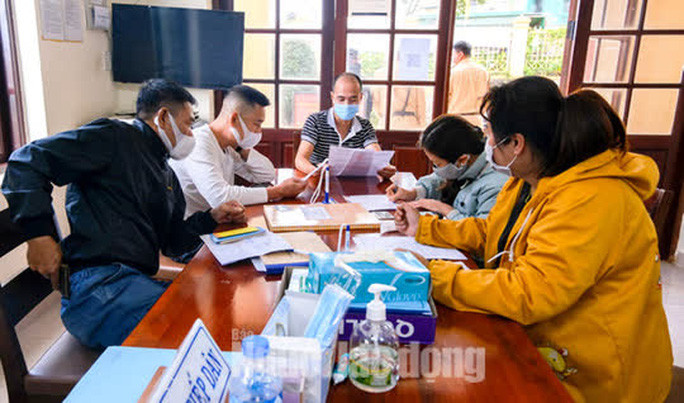 Lực lượng chức năng phường 3, TP Đà Lạt làm việc với các tài xế vượt chốt kiểm dịch Covid-19.