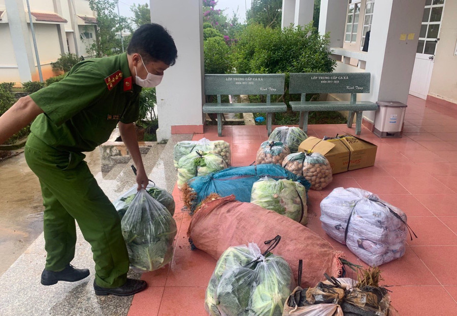 Lực lượng công an TP.Đà Lạt chuẩn bị rau, củ tại ký túc xá tập trung phục vụ người từ TP.HCM trở về đến cách ly phòng dịch Covid-19. Ảnh: Lâm Viên
