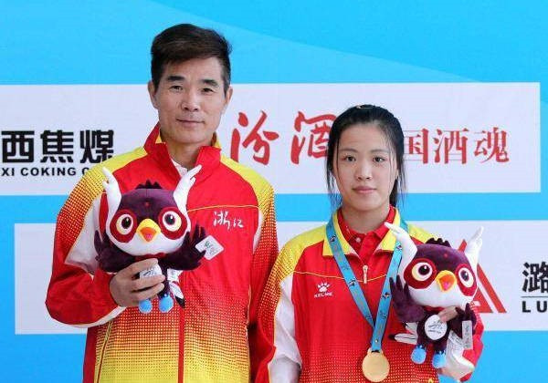 Theo các huấn luyện viên của Yang Qian, ngay từ khi vào tập luyện nữ xạ thủ này đã có khí chất khác hẳn các bạn cùng trang lứa, đặc biệt có tâm lý rất vững. Ảnh: Sohu