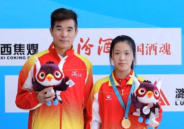 Theo các huấn luyện viên của Yang Qian, ngay từ khi vào tập luyện nữ xạ thủ này đã có khí chất khác hẳn các bạn cùng trang lứa, đặc biệt có tâm lý rất vững. Ảnh: Sohu