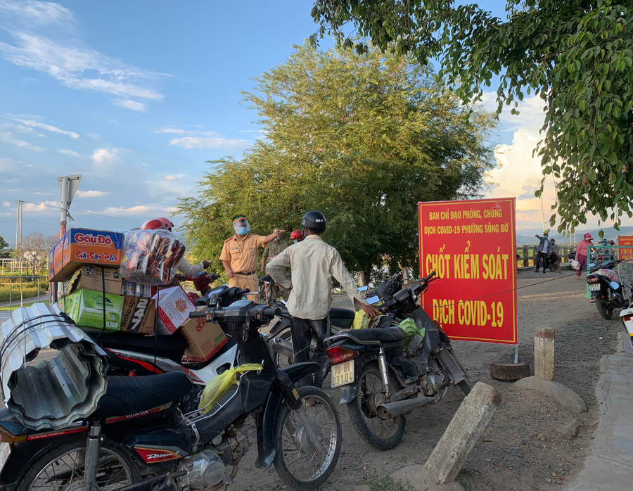 Chốt kiểm soát được thiết lập tại cầu Bến Mộng (khu vực giáp ranh giữa thị xã Ayun Pa và huyện Ia Pa). Ảnh: Vũ Chi Chốt kiểm soát được thiết lập tại cầu Bến Mộng (khu vực giáp ranh giữa thị xã Ayun Pa và huyện Ia Pa). Ảnh: Vũ Chi