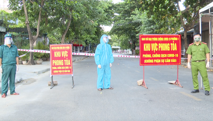 Phong tỏa khu vực dân cư có ca mắc Covid-19 tại Phú Yên. ẢNH: ĐỨC HUY