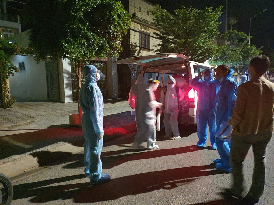 Lực lượng y tế trắng đêm truy vết những người liên quan 3 ca nghi nhiễm Covid-19 ở H. Đơn Dương. ẢNH: LÂM VIÊN