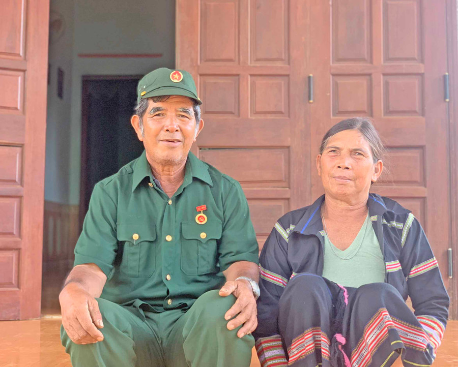 Ông Ksor Hiếu-nguyên Chủ tịch Hội Cựu chiến binh xã Ia Hrung-bồi hồi kể chuyện về du kích Puih Glớ. Ảnh: P.L