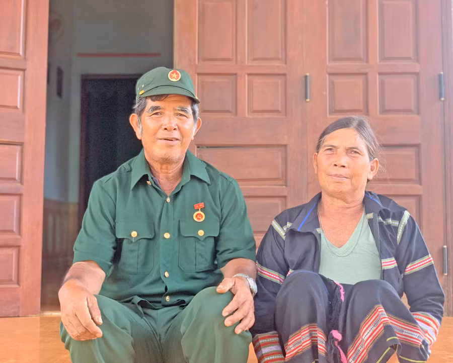 Ông Ksor Hiếu-nguyên Chủ tịch Hội Cựu chiến binh xã Ia Hrung-bồi hồi kể chuyện về du kích Puih Glớ. Ảnh: P.L