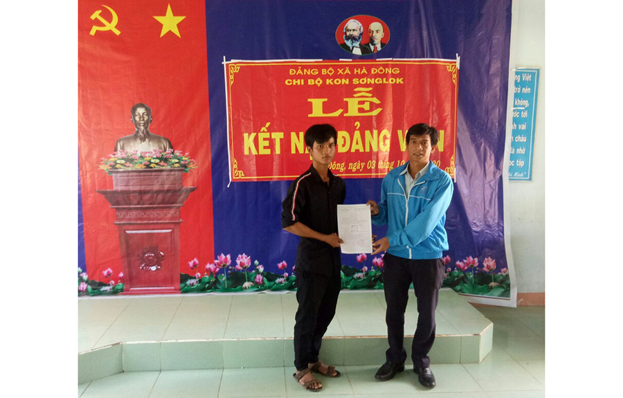  Lãnh đạo Chi bộ làng Kon Sơ Nglok, xã Hà Đông, huyện Đak Đoa trao quyết định kết nạp Đảng cho anh Khanh (bìa trái; ảnh chụp tháng 10-2020). Ảnh: Phương Linh