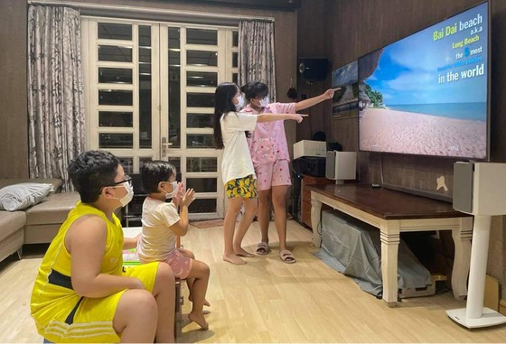 Phụ huynh cần cho trẻ xem những thước phim về danh lam thắng cảnh khắp mọi miền đất nước. Ảnh: Quốc Việt