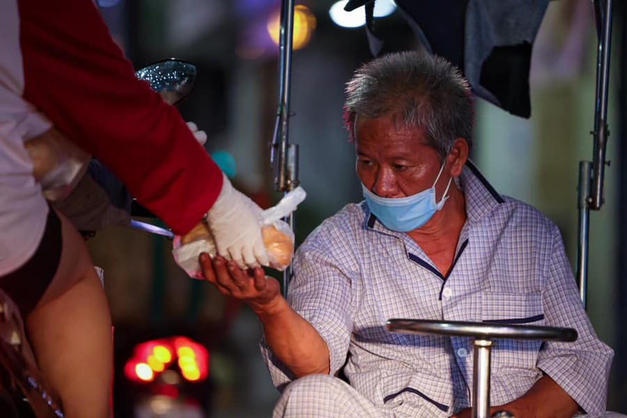 Trong những ngày này, nhiều hoàn cảnh vô gia cư, khó khăn ở Sài Gòn được các nhà hảo tâm đến tặng thức ăn mỗi ngày. ẢNH: MAI THANH HẢI