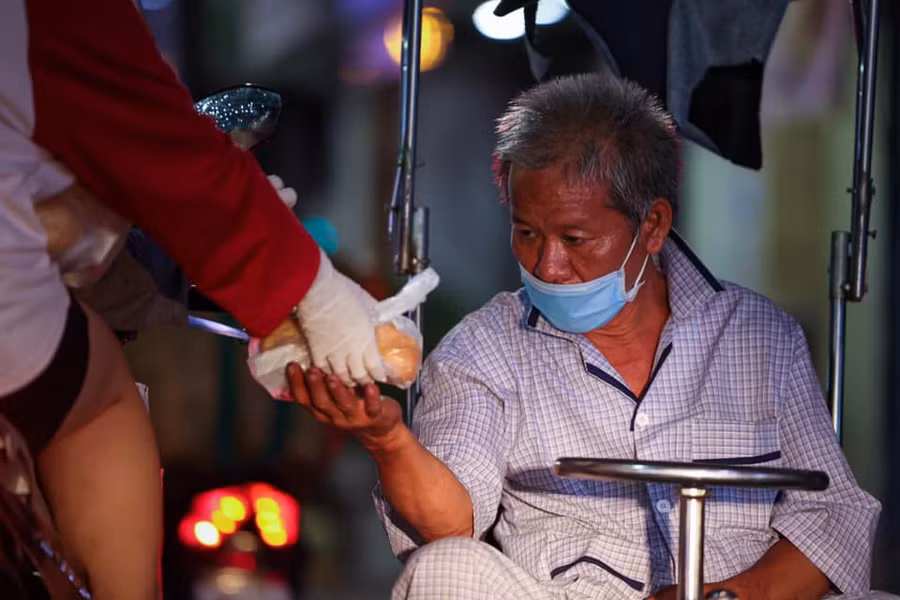 Trong những ngày này, nhiều hoàn cảnh vô gia cư, khó khăn ở Sài Gòn được các nhà hảo tâm đến tặng thức ăn mỗi ngày. ẢNH: MAI THANH HẢI
