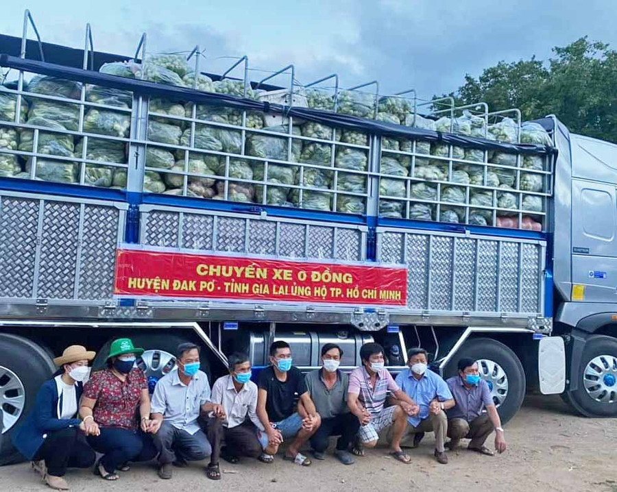 Gần 20 tấn rau củ quả đã được cán bộ và Nhân dân huyện Đak Pơ hỗ trợ người dân TP. Hồ Chí Minh trong công tác phòng-chống dịch Covid-19. Ảnh: Kỳ Anh Gần 20 tấn hàng rau củ quả đã được cán bộ và Nhân dân huyện Đak Pơ hỗ trợ nhân dân thành phố Hồ Chí Minh trong công tác phòng-chống dịch Covid-19. Ảnh: Kỳ Anh