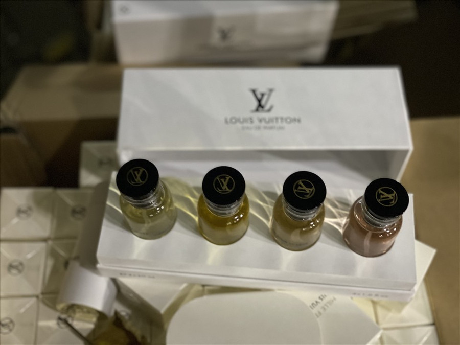 Lực lượng QLTT kiểm tra và thu giữ số lượng lớn nước hoa có dấu hiệu kinh doanh hàng giả. Ảnh: C.N