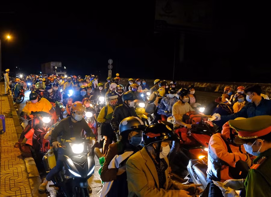 Thay vì đi rải rác, cả ngàn người dân từ tỉnh Bình Phước đổ dồn đến chốt Cai Chanh cùng một lúc. Ảnh: Bảo Lâm