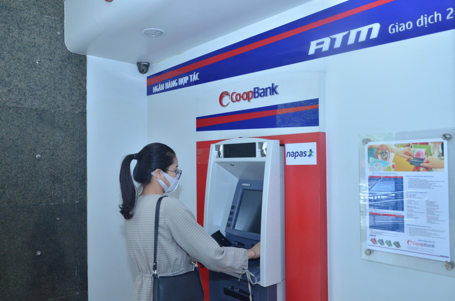 Khách hàng giao dịch tại máy rút tiền tự động của Ngân hàng Hợp tác xã Việt Nam