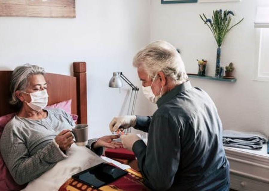 Cần mang khẩu trang đúng cách khi tiếp xúc với người thân nhiễm Covid-19. ẢNH MINH HỌA: SHUTTERSTOCK