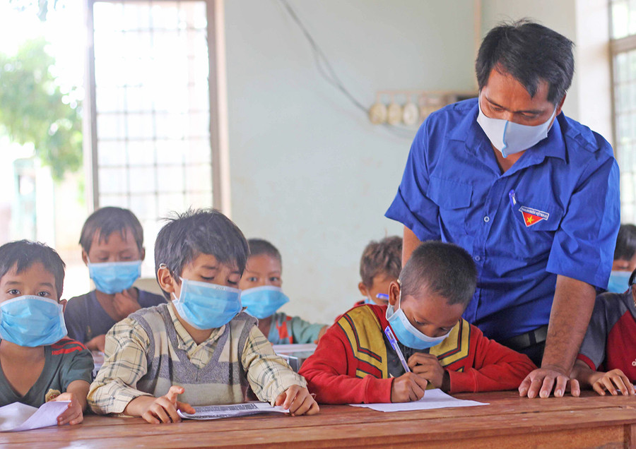 Các em thiếu nhi làng Grôn (xã Ia Kriêng, huyện Đức Cơ) được các anh chị đoàn viên hướng dẫn ôn bài trong dịp hè. Ảnh: Phan Lài Anh Kpuih Muôn-Bí thư Đoàn xã Ia Kriêng (huyện Đức Cơ) hướng dẫn các em thiếu nhi làng Grôn học bài. Ảnh: Phan Lài