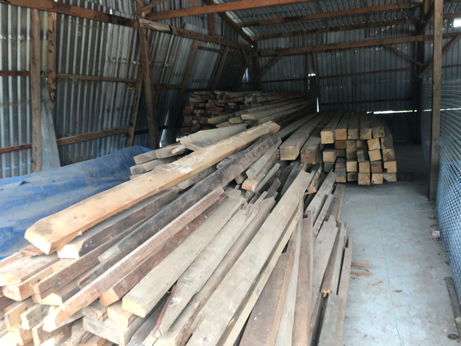 Lượng lớn gỗ xẻ đã được phát hiện trong nhà kho của Công ty TNHH một thành viên Hồng Hạnh Gia Lai. Ảnh: Văn Ngọc Lượng lớn gỗ xẻ đã được phát hiện trong nhà kho của Công ty Hồng Hạnh Gia Lai