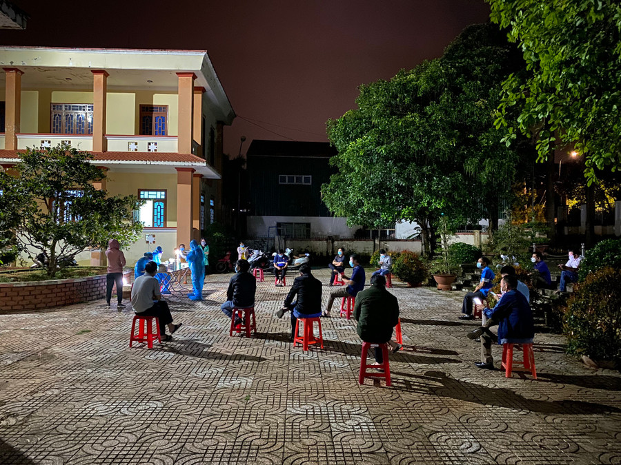 Lực lượng y tế tỉnh Đắk Nông lấy mẫu xét nghiệm test nhanh cho các cán bộ. ẢNH: THANH QUÂN Lực lượng y tế tỉnh Đắk Nông lấy mẫu xét nghiệm test nhanh cho các cán bộ. ẢNH: THANH QUÂN