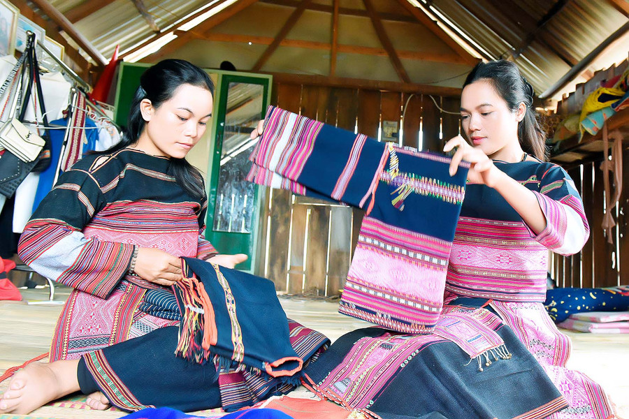 3.Chị em phụ nữ xã Tú An chung tay giữ gìn nghề dệt thổ cẩm truyền thống.