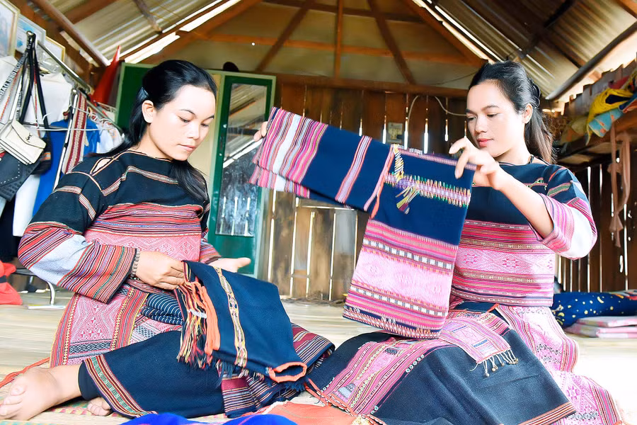 3.Chị em phụ nữ xã Tú An chung tay giữ gìn nghề dệt thổ cẩm truyền thống.