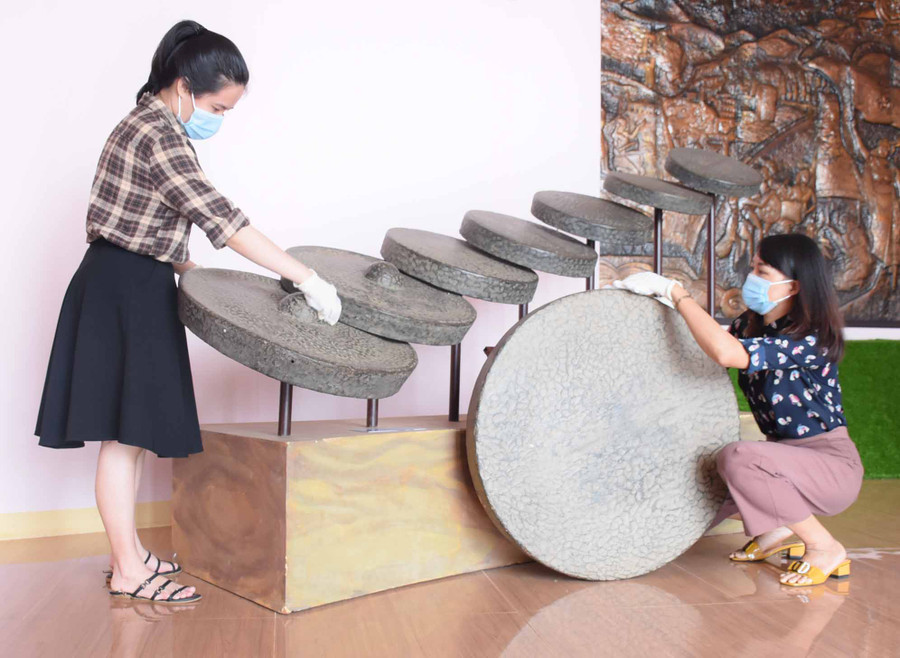 Cán bộ, nhân viên Bảo tàng tỉnh lau chùi, bảo quản các bộ cồng chiêng được trưng bày tại đây (2)