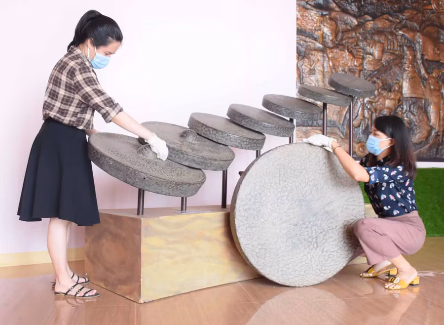 Cán bộ, nhân viên Bảo tàng tỉnh lau chùi, bảo quản các bộ cồng chiêng được trưng bày tại đây (2)