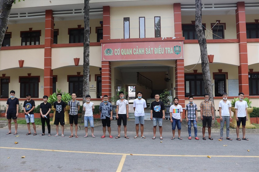  Nhóm đối tượng bị bắt giữ tại Công an thị xã Bến Cát, tỉnh Bình Dương. Ảnh: Công an cung cấp