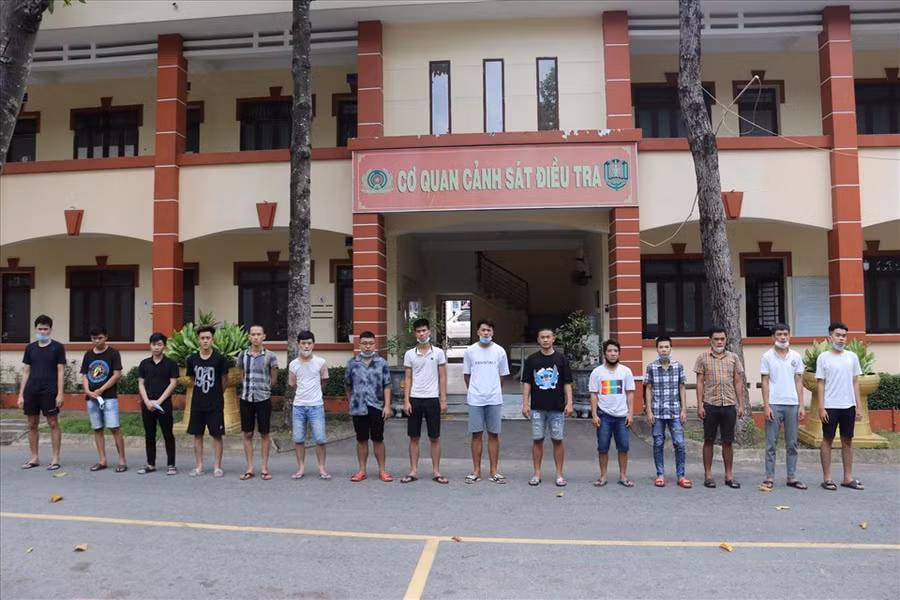  Nhóm đối tượng bị bắt giữ tại Công an thị xã Bến Cát, tỉnh Bình Dương. Ảnh: Công an cung cấp
