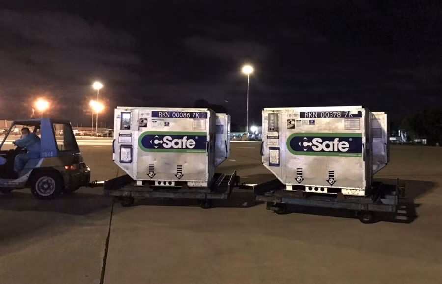 Lô vắc xin được chuyển từ sân bay vào kho lưu giữ- Ảnh: Nguyên Vũ