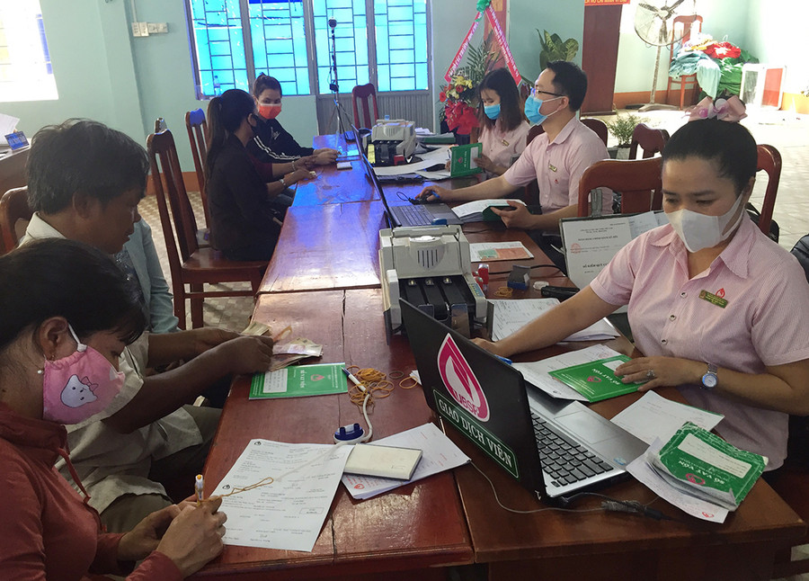 Người sử dụng lao động đủ điều kiện được vay vốn tại Ngân hàng Chính sách Xã hội để trả lương cho người lao động bị ngừng việc. Ảnh: Sơn Ca