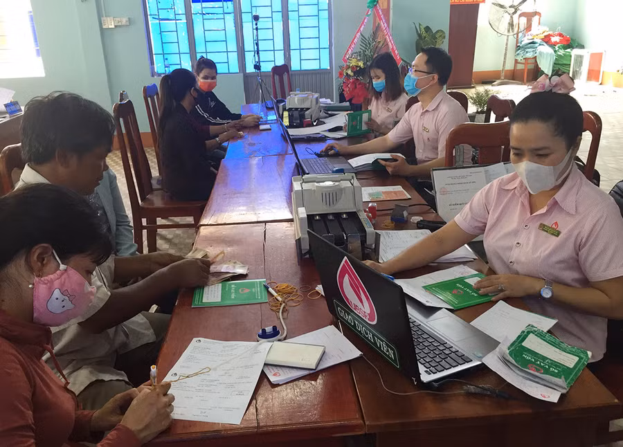 Người sử dụng lao động đủ điều kiện được vay vốn tại Ngân hàng Chính sách Xã hội để trả lương cho người lao động bị ngừng việc. Ảnh: Sơn Ca