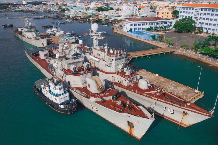 Một số tàu hộ vệ săn ngầm của lữ đoàn 171 trực sẵn sàng chiến đấu tại quân cảng 171. ẢNH: NGÔ TRẦN HẢI AN