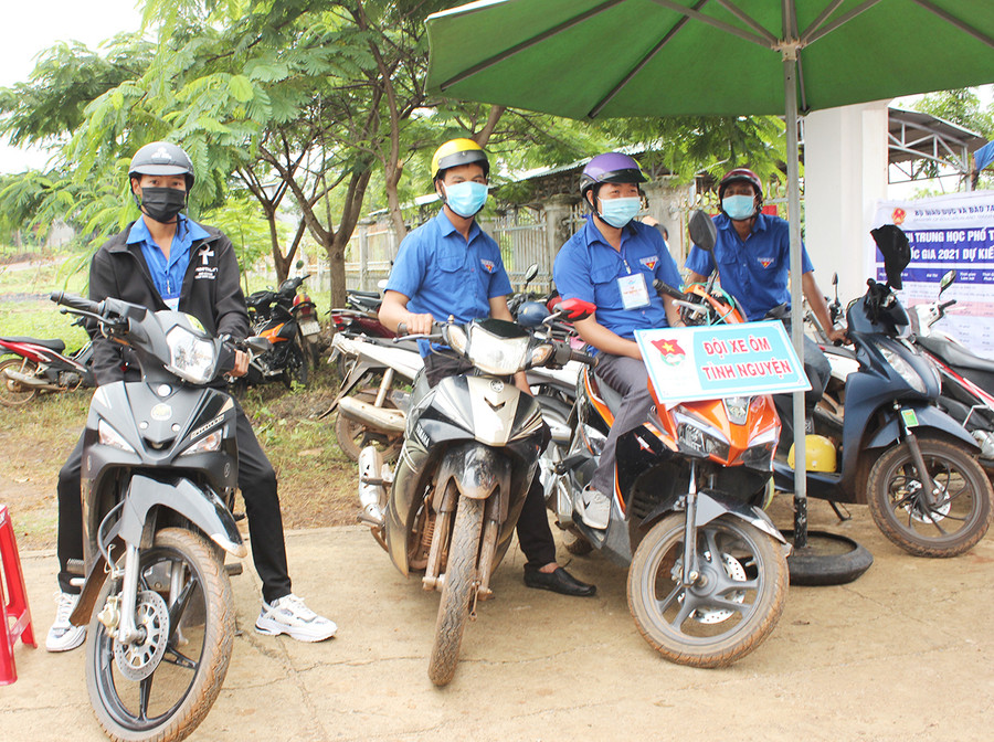 Đội xe ôm tình nguyện tiếp sức mùa thi tại điểm thi Trường THPT Pleime (xã Ia Ga, huyện Chư Prông). Ảnh: Nguyễn Diệp Đội xe ôm tình nguyện tiếp sức mùa thi tại điểm trường THPT Pleime (xã Ia Ga, huyện Chư Prông). Ảnh: Nguyễn Diệp