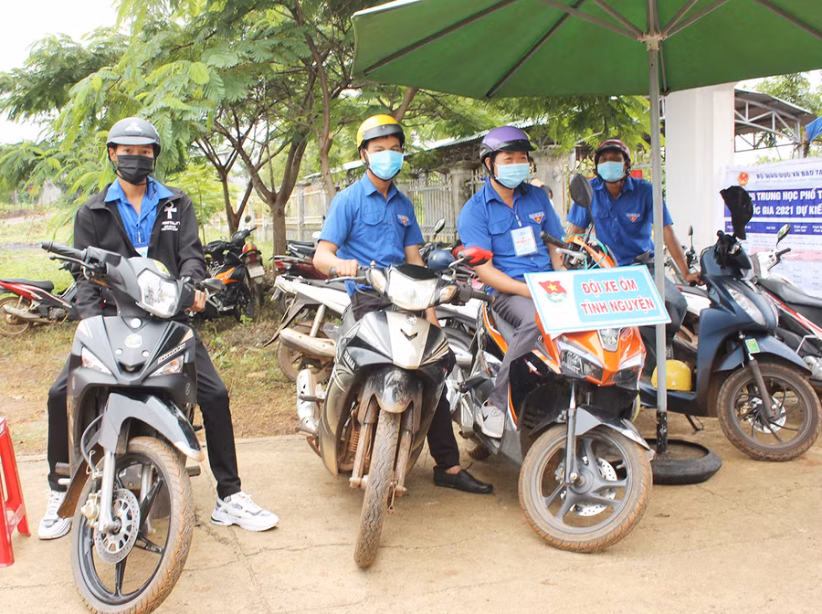 Đội xe ôm tình nguyện tiếp sức mùa thi tại điểm trường THPT Pleime (xã Ia Ga, huyện Chư Prông). Ảnh: Nguyễn Diệp
