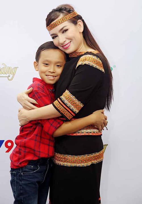 Phi Nhung đăng ảnh bên Hồ Văn Cường và chia sẻ về việc ủng hộ 1 tấn gạo hỗ trợ người dân mùa dịch . ẢNH: FBNV