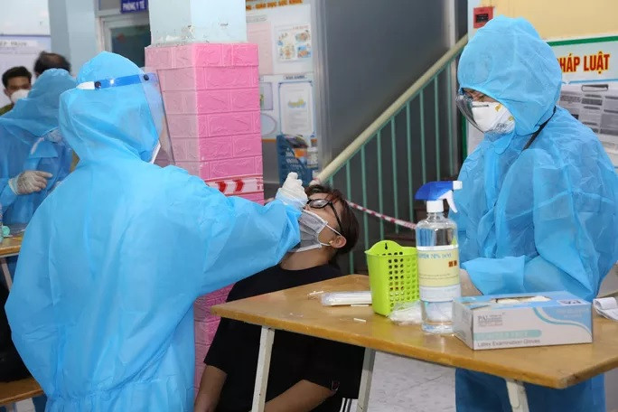 Đội nhân viên y tế Bệnh viện Chợ Rẫy tham gia lấy mẫu xét nghiệm tại quận 8 tối 29-6 (Ảnh BVCC)