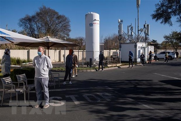 Người dân xếp hàng chờ xét nghiệm COVID-19 tại Johannesburg, Nam Phi, ngày 28/6/2021. (Ảnh: AFP/ TTXVN) Người dân xếp hàng chờ xét nghiệm COVID-19 tại Johannesburg, Nam Phi, ngày 28/6/2021. (Ảnh: AFP/ TTXVN)