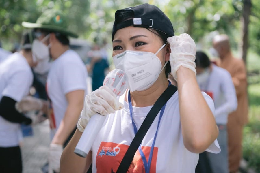 Ca sĩ Phương Thanh bận rộn với công tác thiện nguyện, hỗ trợ bà con khó khăn mùa dịch. Ảnh: NVCC