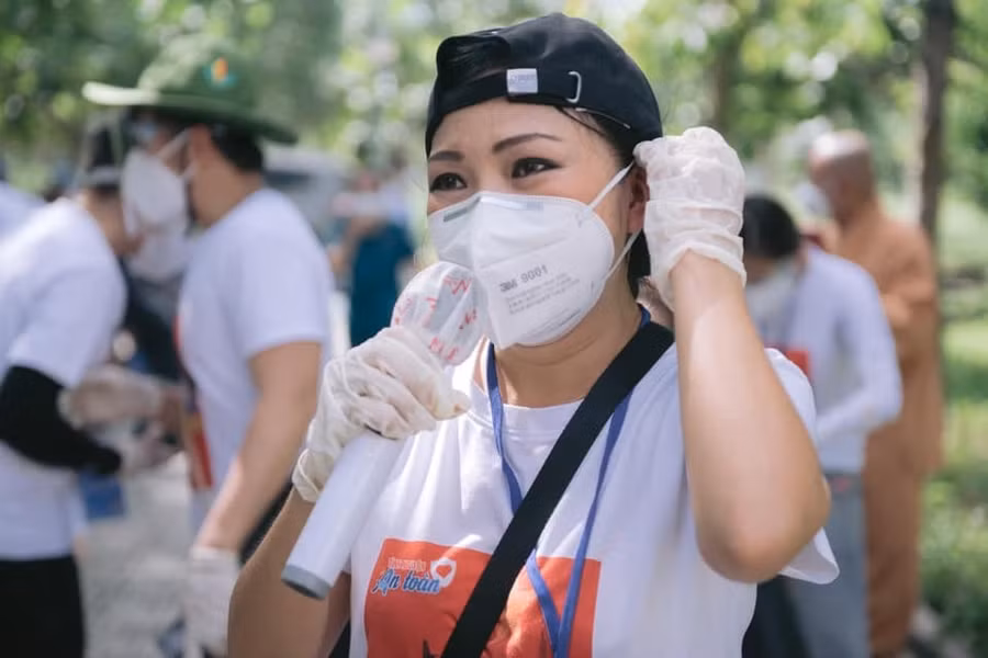 Ca sĩ Phương Thanh bận rộn với công tác thiện nguyện, hỗ trợ bà con khó khăn mùa dịch. Ảnh: NVCC