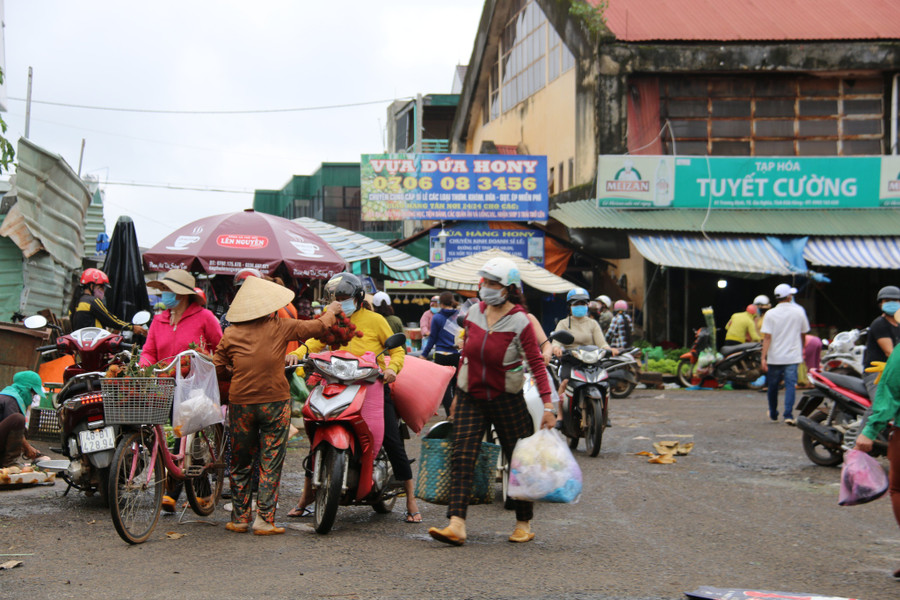 Người dân mua thực phẩm về dự trữ. ẢNH: THANH QUÂN