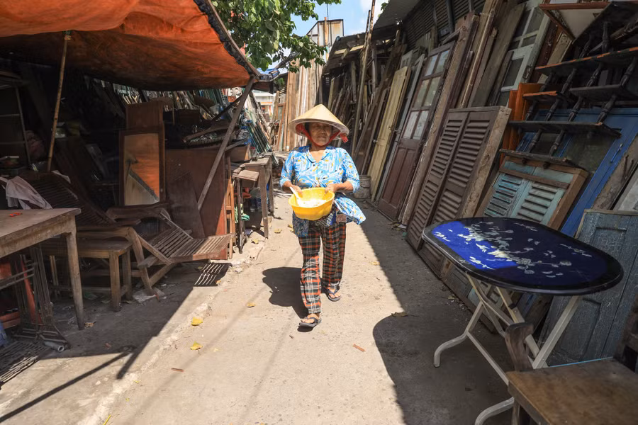 Bà Hai Láng là một trong những người đầu tiên thu mua đồ gỗ cũ tại xóm Nhà Đèn. ẢNH: TRUNG DU