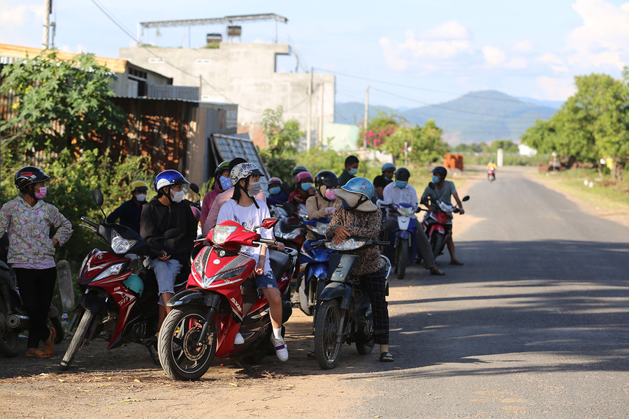Các phụ huynh tại điểm thi Trường THPT Lý Thường Kiệt (huyện Ayun Pa) chờ đón con trong thời tiết nắng nóng. Ảnh: Văn Ngọc