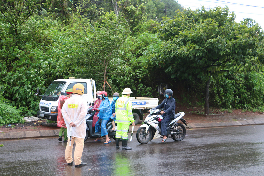 Lực lượng chức năng kiểm soát chặt, tránh để sót trường hợp công dân không đi theo đoàn. Ảnh: Quang Tấn Lực lượng chức năng kiểm soát, tránh để sót các trường hợp không đi theo đoàn. Ảnh: Quang Tấn