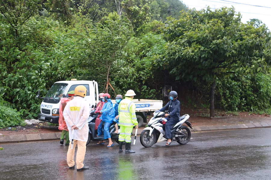 Lực lượng chức năng kiểm soát, tránh để sót các trường hợp không đi theo đoàn. Ảnh: Quang Tấn