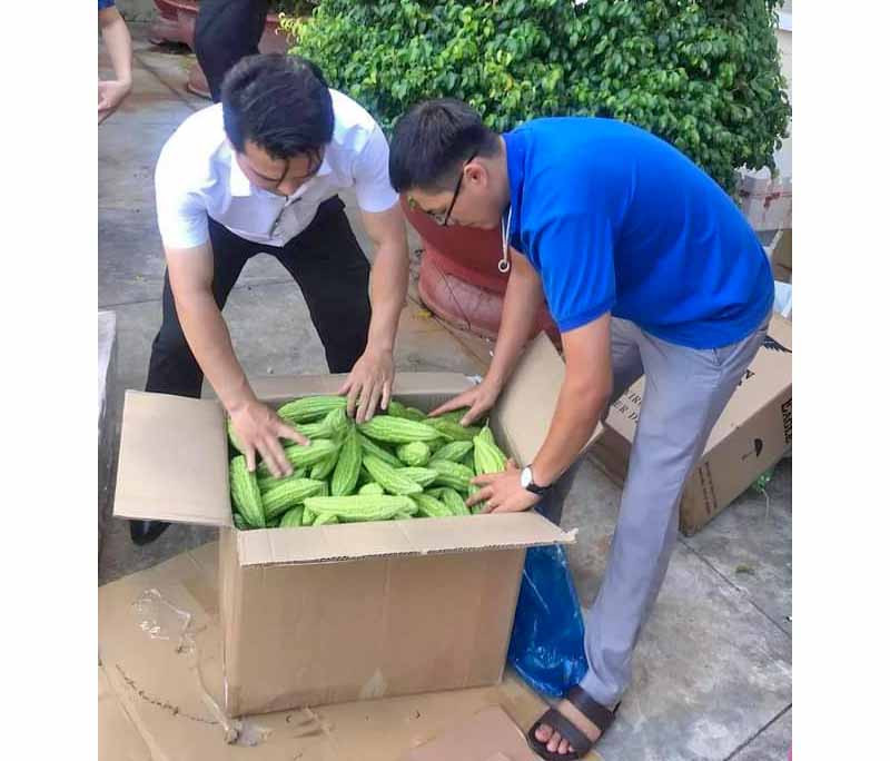 Đoàn viên, thanh niên Đoàn Khối các Cơ quan và Doanh nghiệp tỉnh đóng gói rau củ quả hỗ trợ người dân Đồng Nai. Ảnh: Kỳ Anh Đoàn viên, thanh niên Đoàn Khối các Cơ quan và Doanh nghiệp tỉnh đóng gói hàng hóa hỗ trợ người dân Đồng Nai. Ảnh: Kỳ Anh